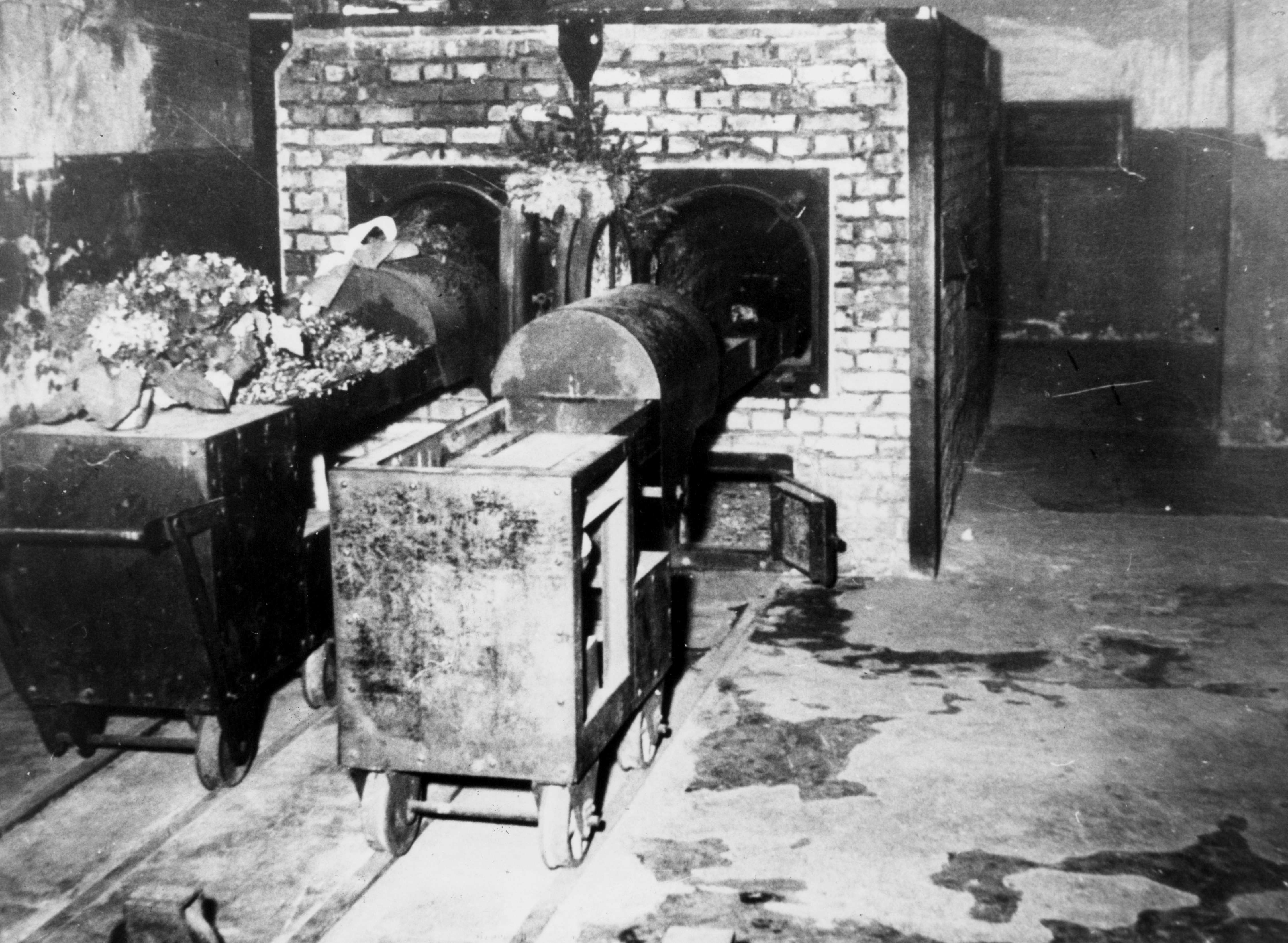 I koncentrationslägerna gasades många fångar ihjäl och liken kremerades i stora ugnar där fängslade judar arbetade.